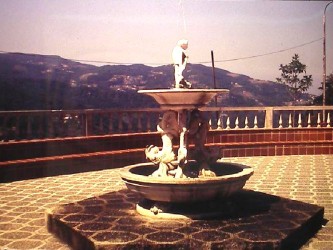 La fontana al centro della piazzetta del bar Centrale