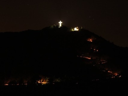 La fiaccolata: una passeggiata notturna intrisa di spiritualità