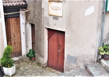 L'insegna arrugginita è ancora là... una vecchia macelleria