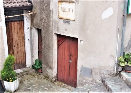 L'insegna arrugginita è ancora là... una vecchia macelleria