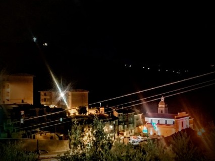 Conflenti illuminata dalle luci della notte